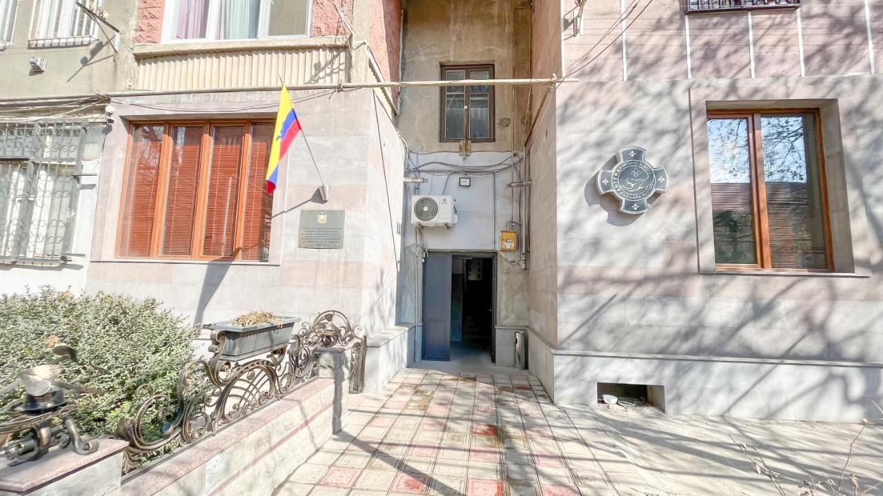Комфортная И Спокойная Квартира Yerevan Bagian luar foto